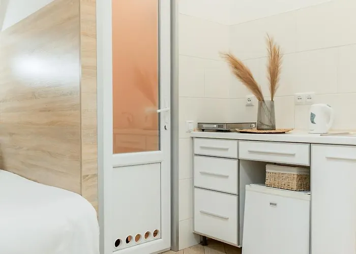 невелика з ремонтом за супер ціною! біля форуму *